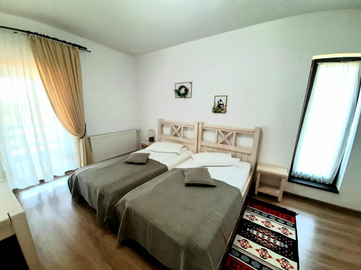 Dor De Casa Hotel Doljesti Bagian luar foto