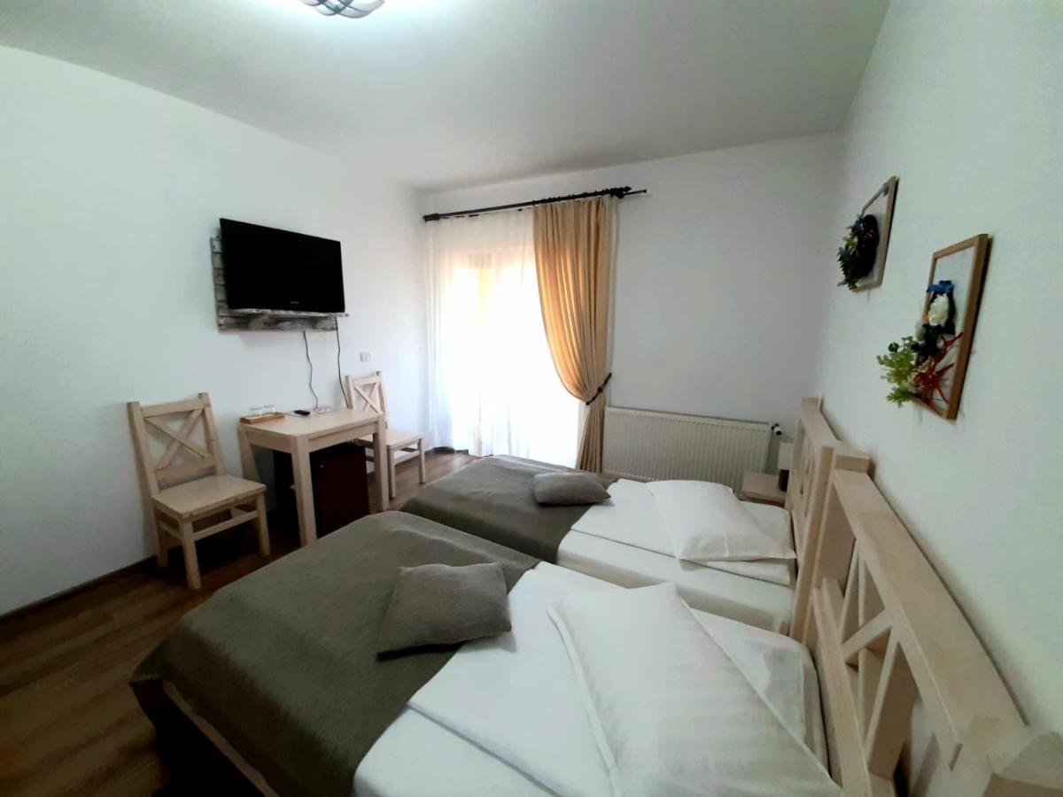 Dor De Casa Hotel Doljesti Bagian luar foto