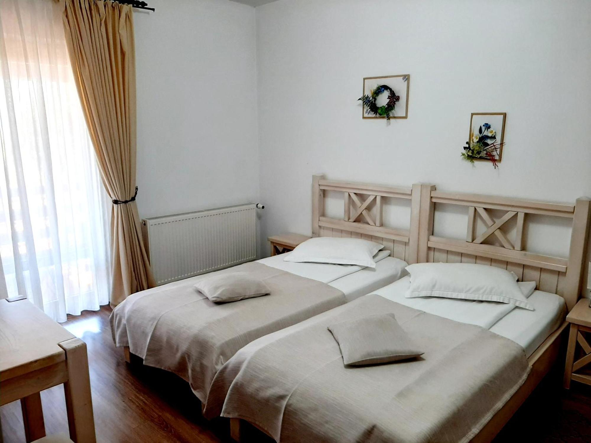 Dor De Casa Hotel Doljesti Bagian luar foto