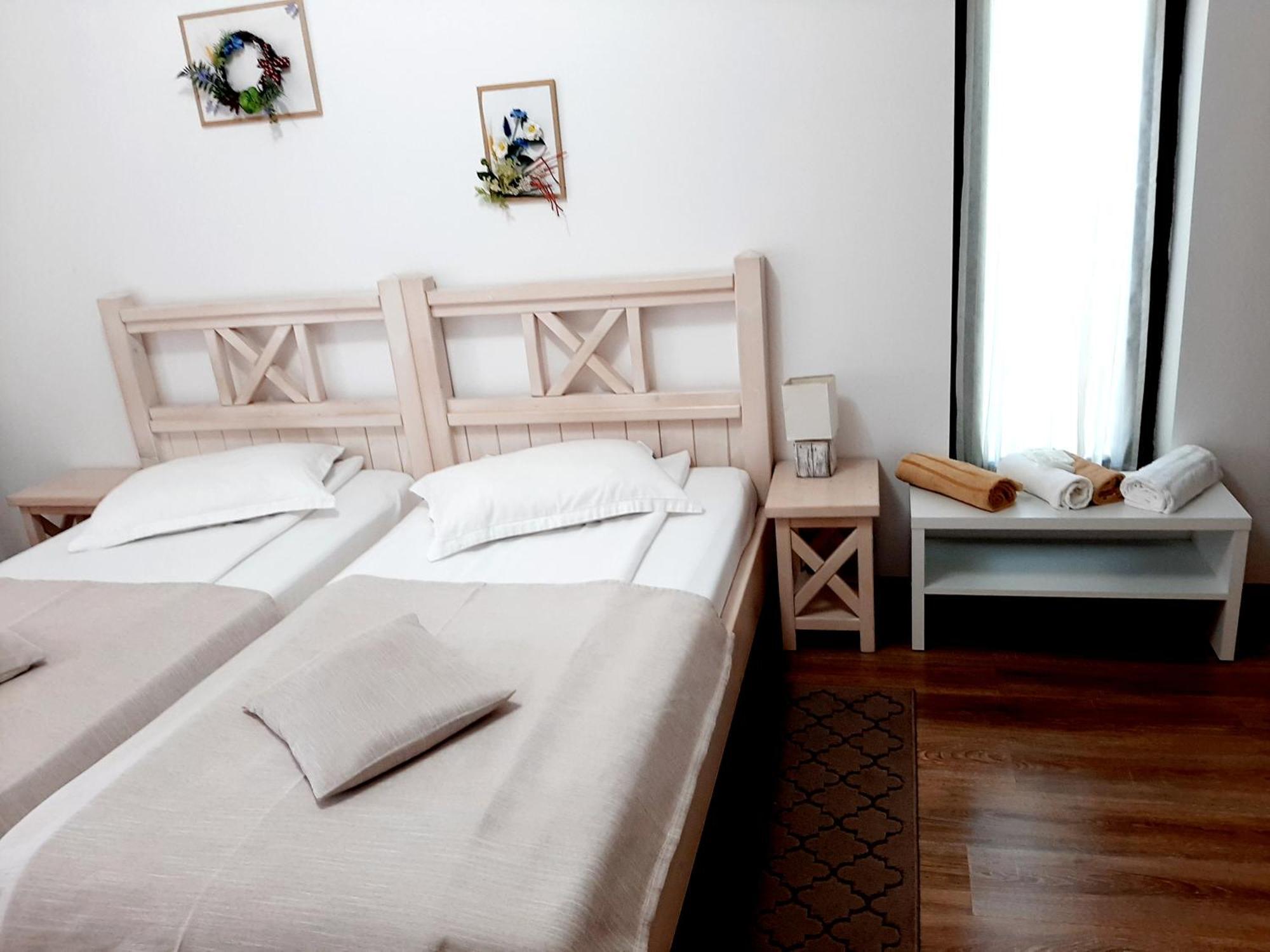 Dor De Casa Hotel Doljesti Bagian luar foto