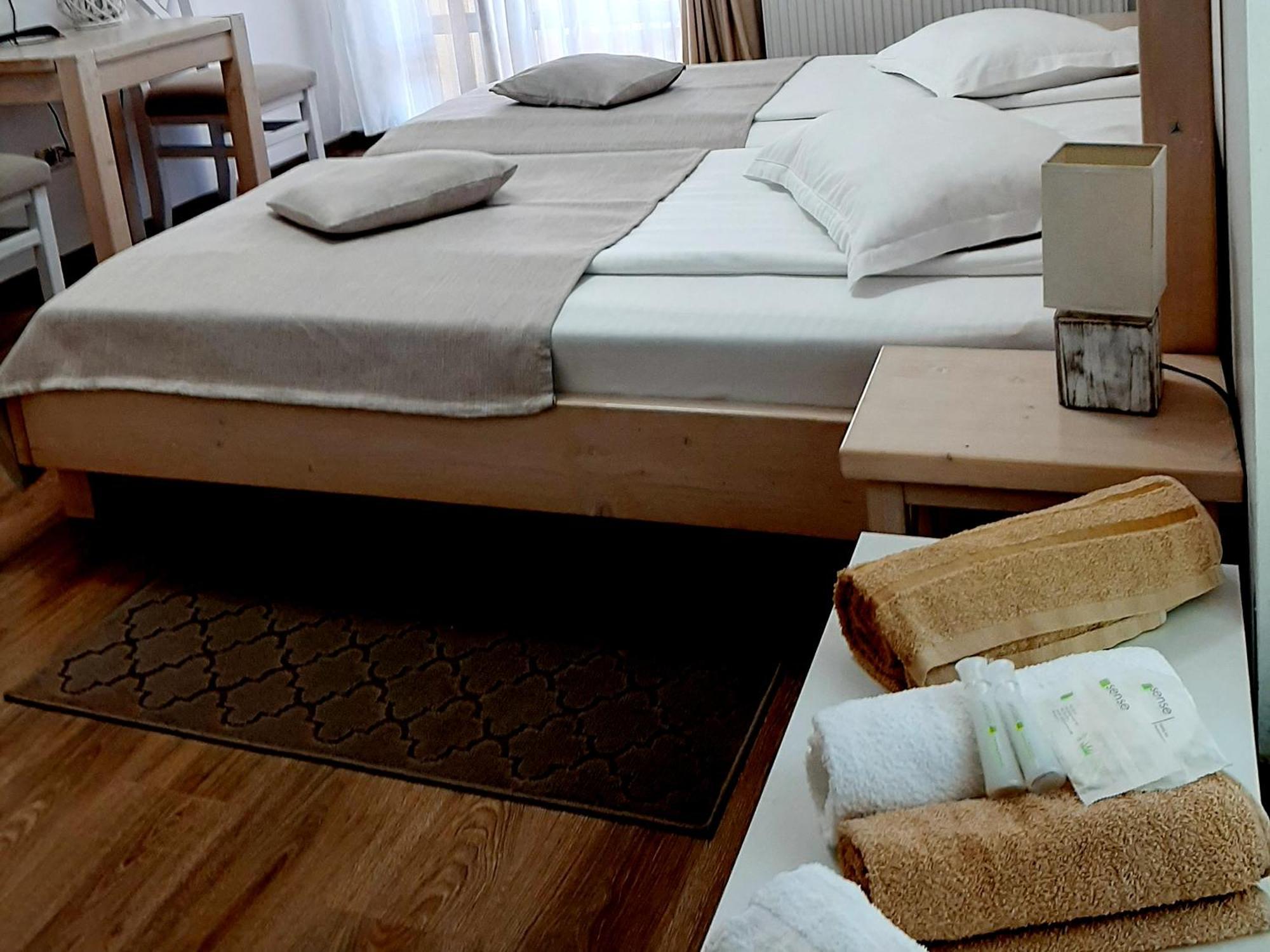 Dor De Casa Hotel Doljesti Bagian luar foto