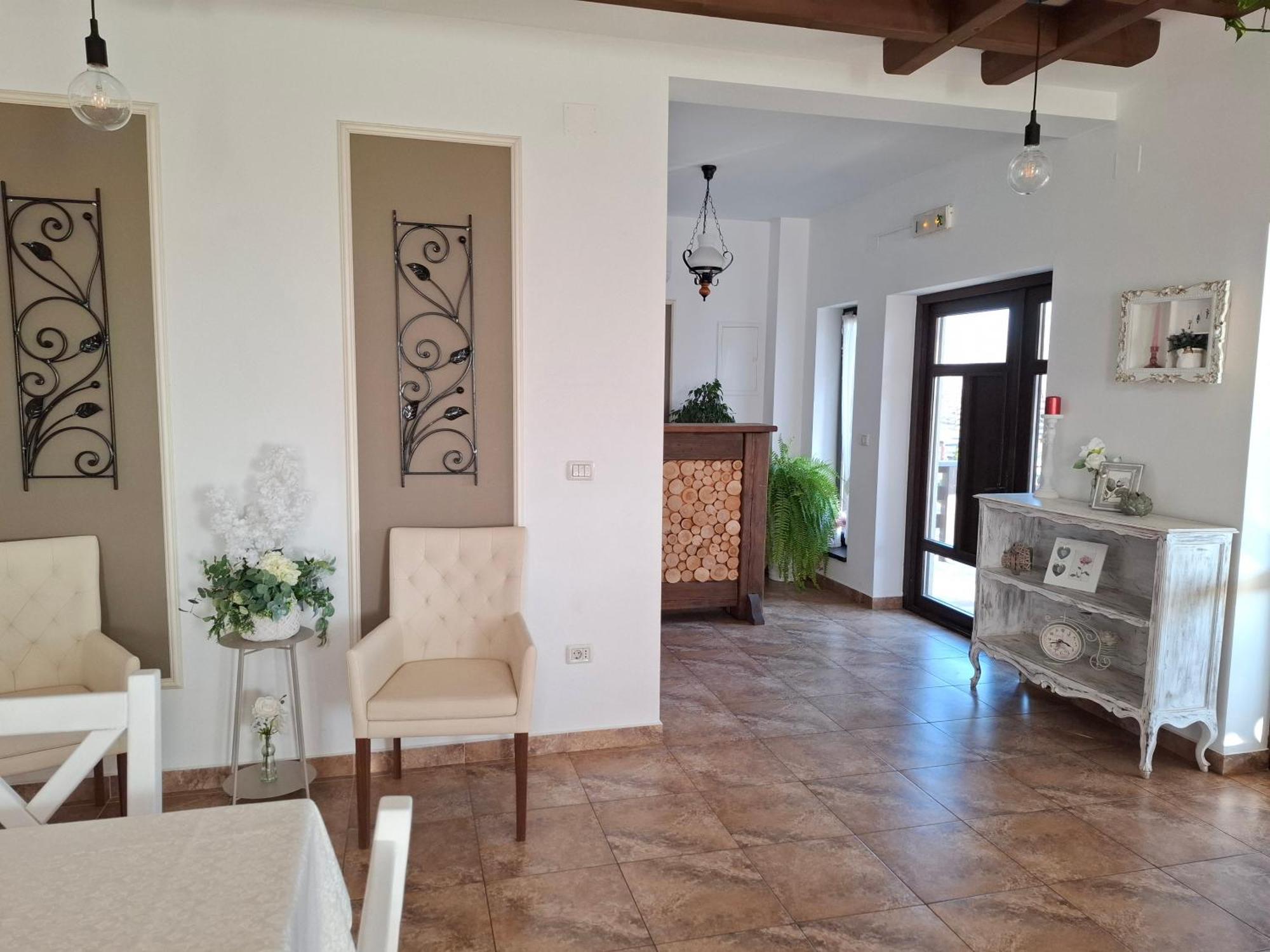 Dor De Casa Hotel Doljesti Bagian luar foto