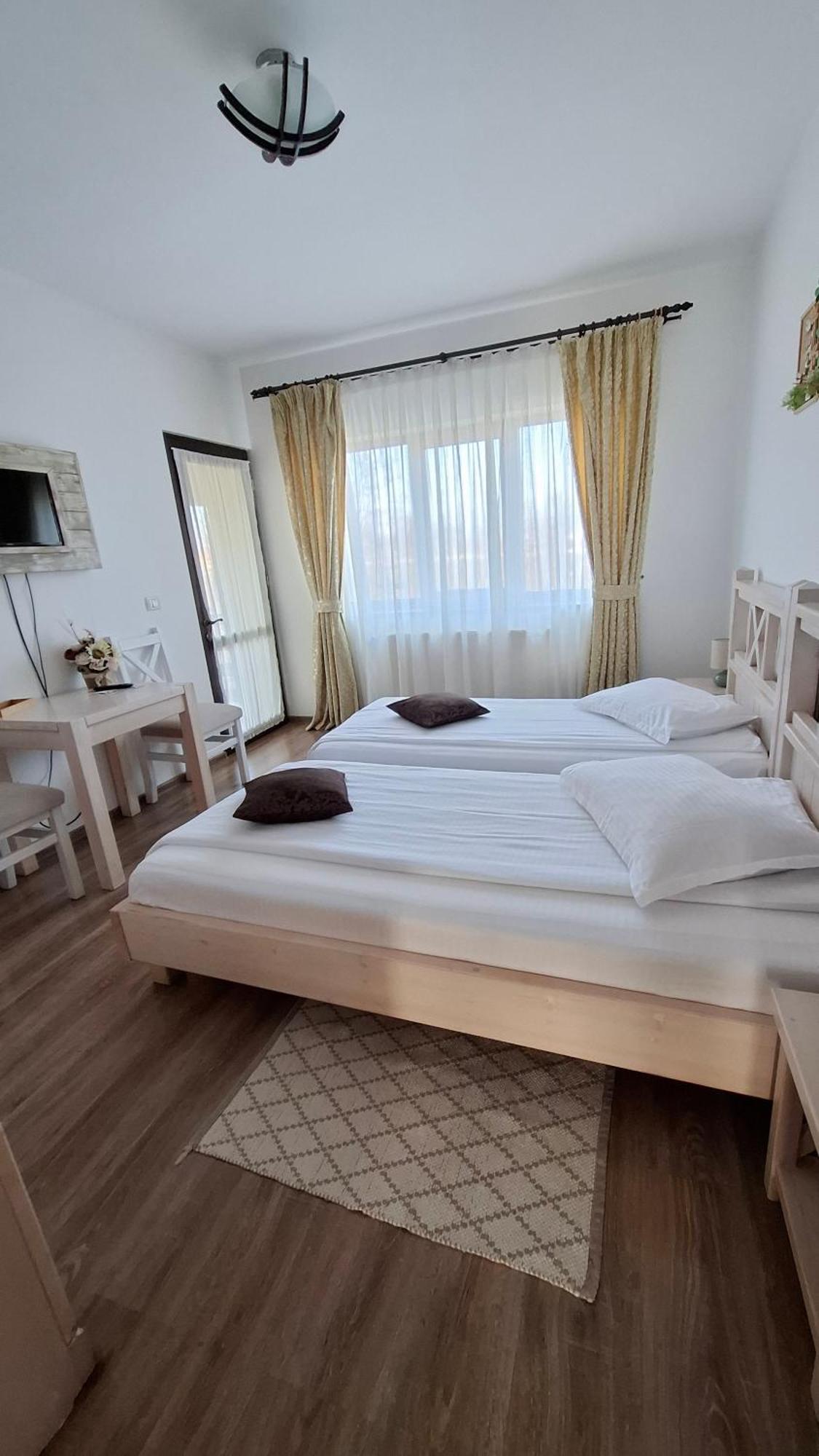 Dor De Casa Hotel Doljesti Bagian luar foto